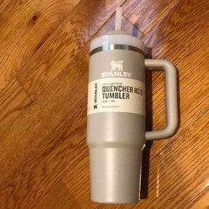 New/ 30 Oz tumbler-Stanley in light gray.